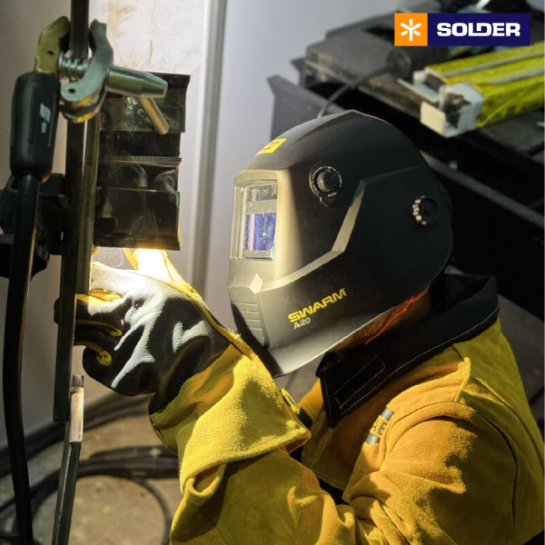 Careta Electrónica ESAB SWARM A20 + Guantes Afelpados Azul Safe 100 - Imagen 3